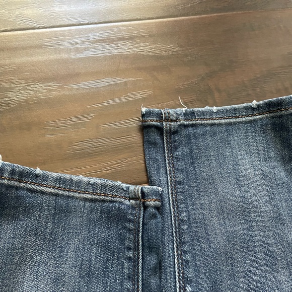 EXPRESS SUPER SKINNY JEANS 2R. Whisking. Little distress. Some stretch - Picture 5 of 11